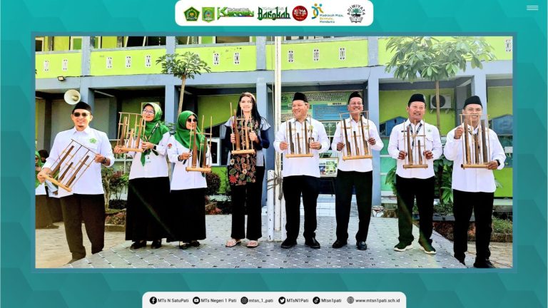 Sambut Kehadiran Volunteer Asal Prancis, MTsN 1 Pati Awali Tahun Ajaran Baru