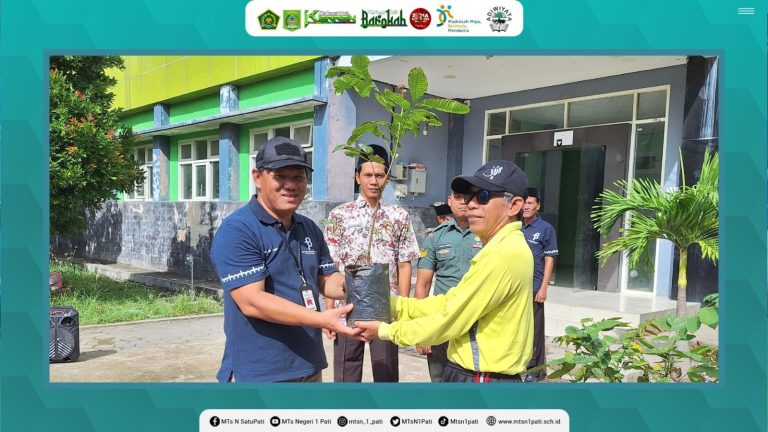 Peringati Hari Bumi Sedunia, MTsN 1 Pati Tanam Pohon Matoa